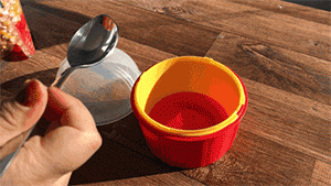 A preparação da pipoca nesta parada é bem simples: você coloca três colheres de sopa de milho para pipoca, fecha, coloca no micro-ondas por um minuto e meio em potência alta e voilá! Pipoquinha quentinha perfeita e o recipiente nem esquenta, então já vai direto pro seu colinho!Agora os contras: se for pra fazer pra família toda mesmo, vai ter que ser em umas três viagens. A capacidade do recipiente é bem individual – o que funciona pra mim. O outro contra é que não é lá muito barato, mas pense em todas as pipocas que você vai fazer com elas. – Juliana Kataoka.