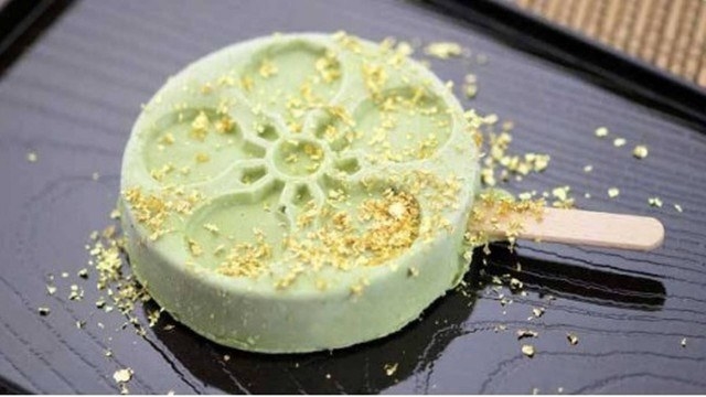 A maior surpresa é quando sabemos que tudo isso foi por acaso. À pedido do Centro de Pesquisa de Desenvolvimento de Bioterapia de Kanazawa, um confeiteiro testou o polifenol que aparentemente se solidificava como um creme e os cientistas iluminados pela necessidade de uma nova ideia que ajudasse os produtores de morango que após as catástrofes naturais de 2011, tiveram de alguma forma suas safras atingidas, ousaram em utilizar a substância em sorvetes.Não deu outra, a industria de delícias geladas nunca mais será a mesma após a descoberta.O que nos perguntamos é quando poderemos experimentar esta incrível sobremesa e deleitarmos seu sabor, sem nem mesmo sujar os dedos. Até o momento não se sabe. O sorvete é encontrado apenas nas localidades japonesas de Kanazawa, Osaka e Tóquio. Países com clima tropical como o Brasil seriam perfeitos para receberem o produto. Por enquanto, vamos usando um um guardanapo, mesmo.