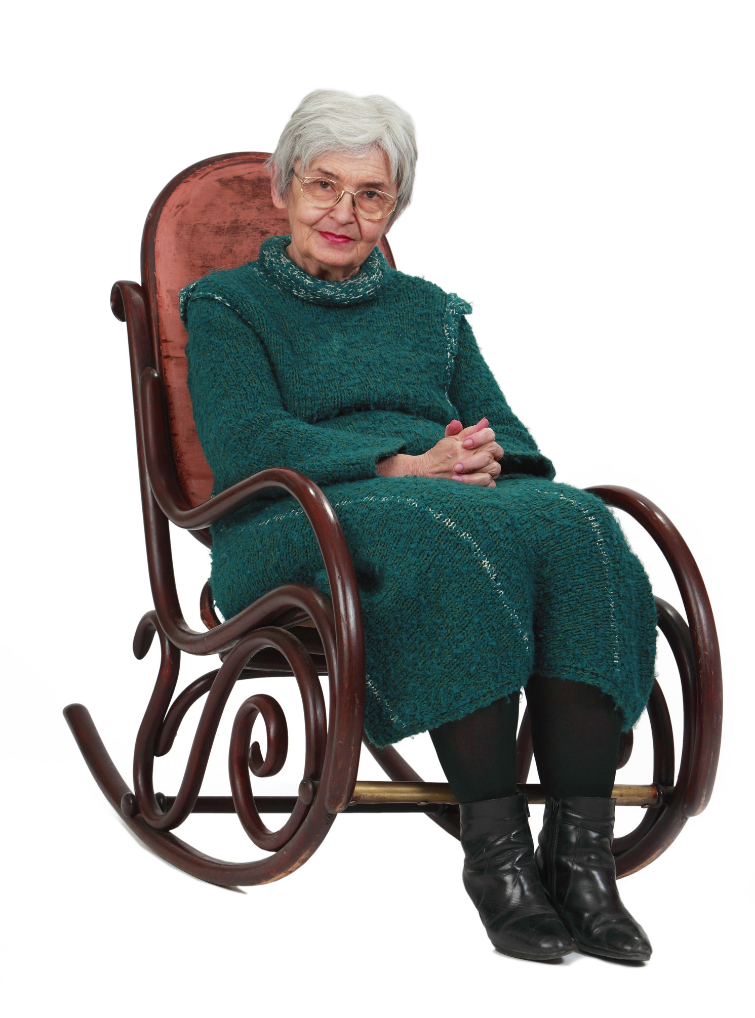 Бабушка сидит в кресле