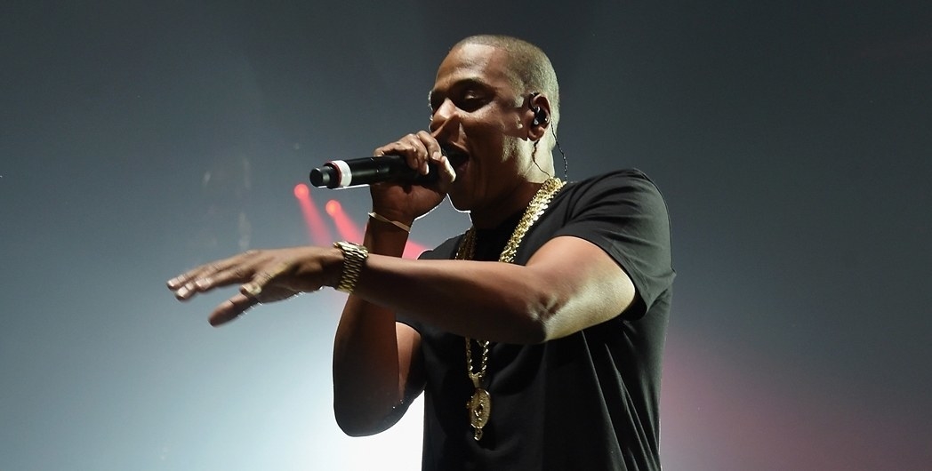 O marido de Beyoncé continua inovando em seus videoclipes musicais. O que não esperávamos era a brilhante ideia de inserir um dos maiores sucessos da TV americana, a série FRIENDS de um modo totalmente diferente. Com um cast totalmente negro, o rapper fez uma espécie de remake do universo da série, dirigido por Alan Yang. Até mesmo a abertura conhecida por todos ganhou cara nova, pescando as velhas referências do passado. O vídeo foi liberado no Tidal nesta última sexta, 04 de Abril e abriu-se nas redes sociais um leque de discussão sobre raça, representatividade e diversidade. Querendo ou não, o novo "music video" do artista gerou um pouco de polêmica, mas não ofuscou o seu sucesso, afinal foi uma ótima oportunidade para mais uma vez olharmos para o entretenimento em geral e avaliarmos os reflexos na sociedade, seja na terra do tio Sam ou em qualquer lugar do mundo.A verdade é que o clipe foi um trunfo de mestre e as referências não poderiam ser melhores. A cor da pele foi apenas um detalhe. Mais atores negros hoje e sempre, por favor!