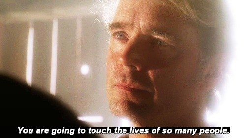 Everyone who has watched even one episode of Smallville desperately wants Martha and Jonathan to be their parents too. They were so warm, so kind. Jonathan was the strong man of the house who would do anything to protect his family, always gave the best advice, and left a gaping hole in the hearts of all when he left. Martha was the sweet mom who held everyone she loved so dear to her heart, was the rock for Clark to lean on, and always had the right answers. They were the perfect family.