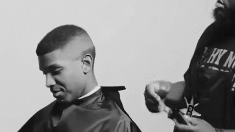 Procure imagens de celebridades cujo cabelo você admira ou penteados que combinam com seu estilo e leve-as ao seu barbeiro. Um novo corte não só renova o visual como também fará você se sentir reinventado.