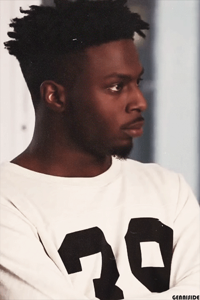Você pode gostar de samba, jogar capoeira e ser de uma religião de matriz afro. Mas isso DEFINITIVAMENTE não o fará ser negro. Chega a ser desrespeitoso resumir o que é ser negro a elementos culturais dessa forma.