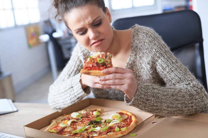 Cuando quieres gustarle a alguien, eres capaz de fingir que te encanta la piña en la pizza o que soportas el aguacate. Pero, si sabes que vas a pasar un buen rato en esta relación, es necesario que confieses que hay cosas que la neta no te gustan.