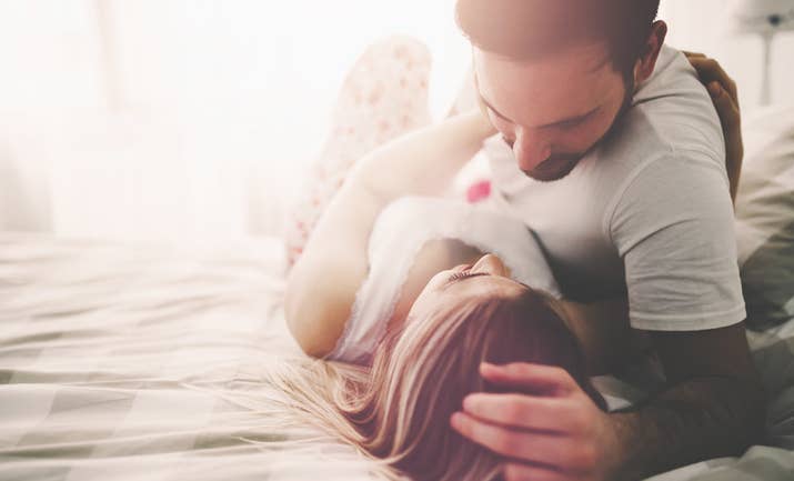Es necesario hablar sobre qué te gusta, por dónde, cómo y qué jamás harías, incluso con personas con las que sólo tienes sexo. Pero con alguien que vas en serio, es una gran idea hablar sobre tus perversiones y fantasías. Hay confianza, así que, ¿por qué no aprovecharla para hacer eso que siempre se te ha antojado?