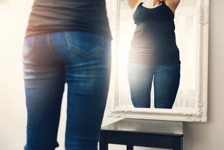 Confiarle a tu pareja qué cosas no te gustan de ti, te puede ayudar a cambiar de perspectiva. ¿Qué tal que esa supuesta pancita que tienes sólo está en tu cabeza? Si tú no puedes levantarte el ánimo solx, dale chance a tu pareja de echarte la mano con eso.