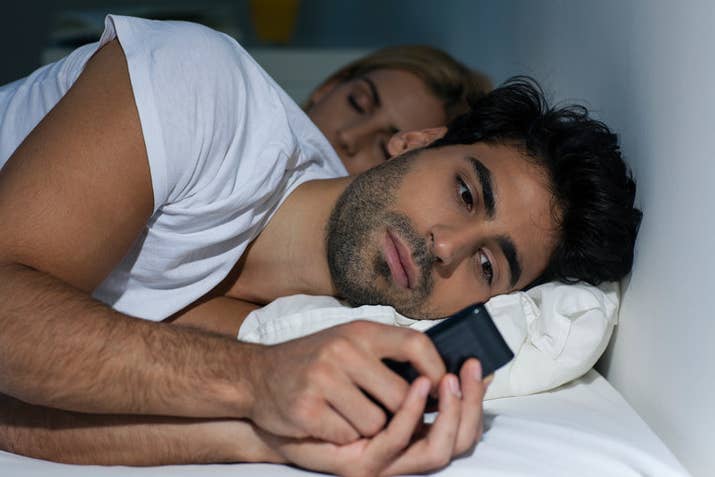 Si asumes que tu pareja quiere lo mismo que tú, corres el riesgo de equivocarte. Lo mejor es hablar desde el principio qué piensan sobre la fidelidad y qué tipo de acuerdo van a tener. Es una plática complicada, pero piénsalo como ponerle las reglas a un juego. ;)