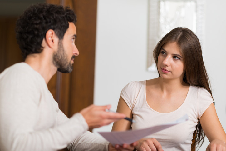 No es que tu pareja tenga que saber cuánto ganas (o al revés), pero si tienes una relación madura, hablar del dinero puede resolver muchas cosas. Por ejemplo, saber que hay planes que uno de los dos no puede pagar, hacer cosas juntos más baratas y hasta ayudarse cuando necesiten dinero.