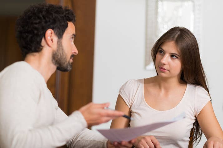 No es que tu pareja tenga que saber cuánto ganas (o al revés), pero si tienes una relación madura, hablar del dinero puede resolver muchas cosas. Por ejemplo, saber que hay planes que uno de los dos no puede pagar, hacer cosas juntos más baratas y hasta ayudarse cuando necesiten dinero.