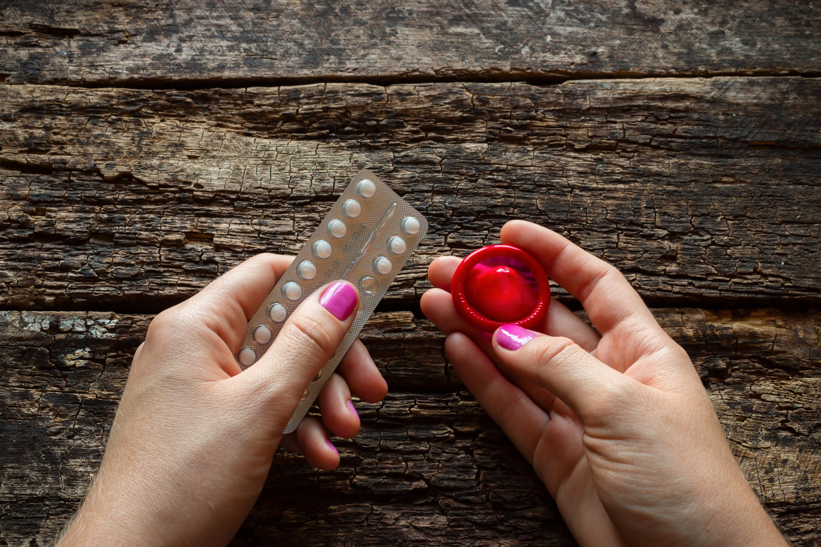 Esto depende de muchas cosas, como asuntos de salud, preferencias y el tipo de relación que tienen. Lo importante es que ambxs se sientan cómodxs sobre lo que van a usar y se dividan los gastos. O sea, si una pareja heterosexual decide usar la pastilla anticonceptiva femenina, es cosa de los dos, no sólo de ella.
