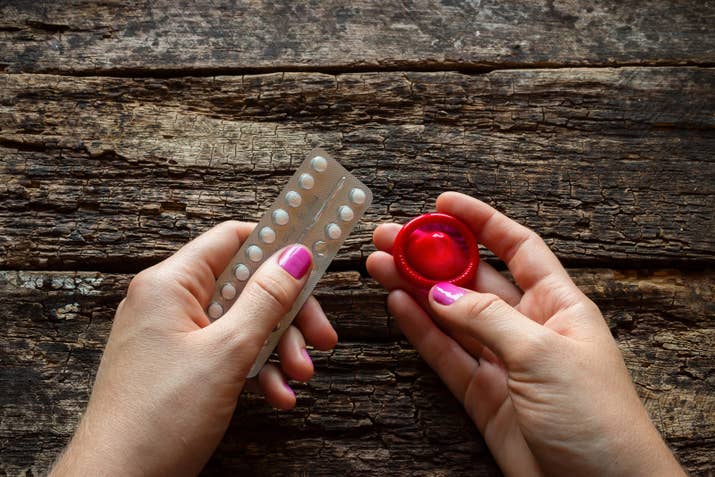 Esto depende de muchas cosas, como asuntos de salud, preferencias y el tipo de relación que tienen. Lo importante es que ambxs se sientan cómodxs sobre lo que van a usar y se dividan los gastos. O sea, si una pareja heterosexual decide usar la pastilla anticonceptiva femenina, es cosa de los dos, no sólo de ella.