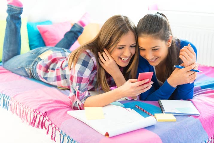 Platícale a tu pareja sobre tu juguete favorito, los mejores momentos y esos recuerdos que quisieras borrar. Abrirte así con ella le puede ayudar a conocerte mejor y entender de dónde vienes.