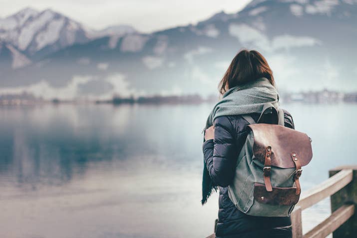O sea, todas esas cosas que quieres hacer y no incluyen a nadie más. Viajar, irte a estudiar a otro lado, o dedicar tu vida a una profesión. Si desde que empiezas con alguien ya sabes que tu plan es mudarte de ciudad, dile. Ahí tendrás que decidir si tu pareja entra en tus planes o deciden pasarla chido el tiempo que tienen.