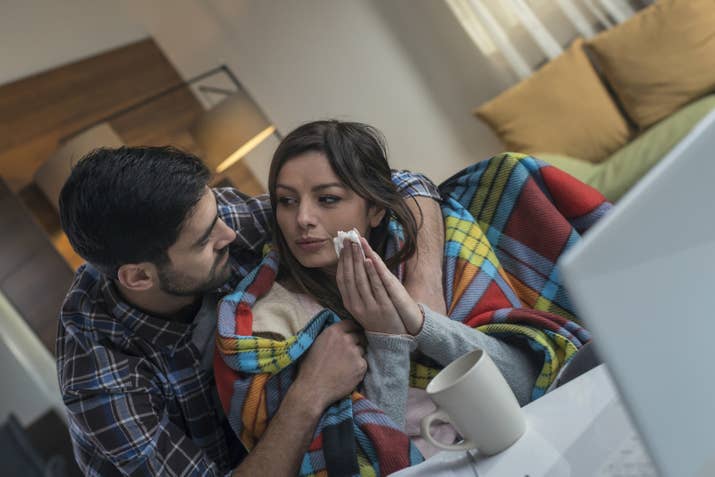 ¡Esto es vital! Tu pareja tiene que saber si la nuez te manda al hospital para que jamás se le ocurra regalarte un postre con ese ingrediente. Además, andar con alguien se trata también de cuidarlo. ;)