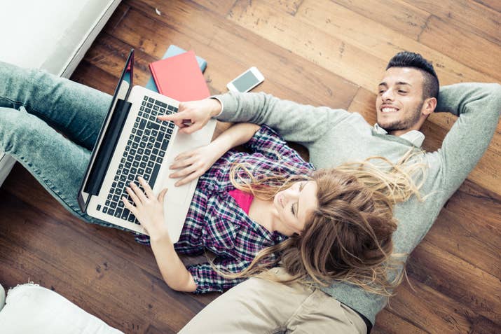 Si vivir con tu pareja es tu sueño, díselo. Pero si no te lo imaginas a corto plazo, o tal vez nunca, lo tiene que saber. No es una decisión que se tome a la ligera o algo en lo que tengas que ceder para complacer. Planteen qué quieren y decidan juntxs si es lo mejor para ustedes.