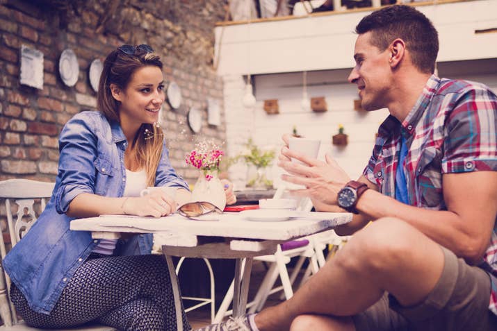 Cuéntale sobre la relación con tus papás, sobre tu primo favorito y de lo mucho que amas a tu abuelita. Es decir, dale contexto, porque tarde o temprano los va a conocer.