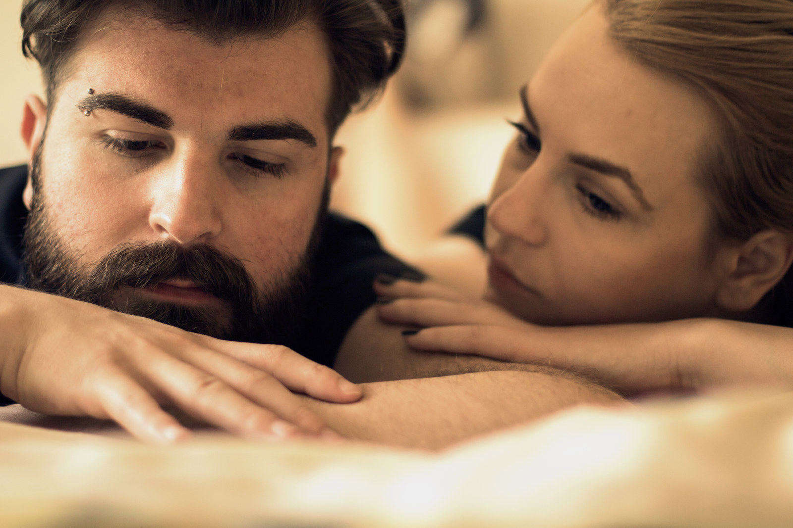 Estar con alguien se trata de compartir momentos felices, pero también duros. En teoría, estás con alguien que te entiende y quiere conocerte, así que es buena idea mostrarle todo de ti, incluso esas historias trágicas que te definen.