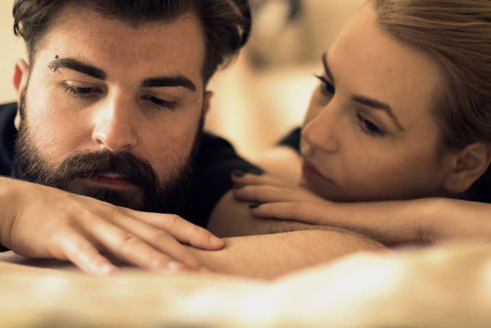 Estar con alguien se trata de compartir momentos felices, pero también duros. En teoría, estás con alguien que te entiende y quiere conocerte, así que es buena idea mostrarle todo de ti, incluso esas historias trágicas que te definen.