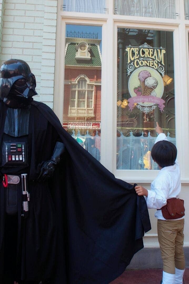 ディズニーで再会したダースベイダーとルーク 仮装姿にほっこり