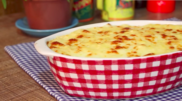 Porque você até pode fazer aquela versão com mandioca e carne seca, mas esta de batata é tão boa e tão simples que você vai se sentir um masterchef quando terminar. Veja como é fácil de fazer.