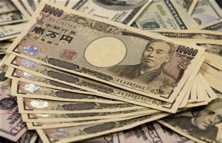 Cambia tu dinero a yenes antes o al llegar o en el aeropuerto, no lo hagas en los bancos japoneses porque tienen las peores tasas de cambio. También es importante que sepas que en muchos negocios no aceptan las tarjetas de débito americanas; investiga si puedes usar el tuyo. Sin embargo, es posible que sí puedas retirar dinero del cajero automático, aunque tu tarjeta haya sido rechazada en algunas tiendas.