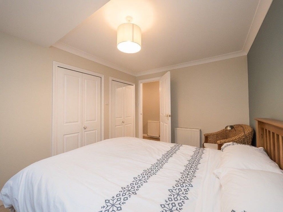 18 Photos Of Rooms For Rent In London Vs. Scotland That Will Make You Rage