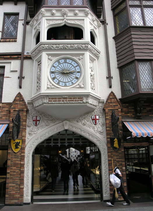 If you would like to enjoy a glimpse of London city within Perth itself head over to the London Court where in a jiffy you will be transported to a place more ‘British!’ Located on Hay Street, the London Court has a mighty clock tower that chimes every quarter of an hour with mechanized knights moving around in the castle.