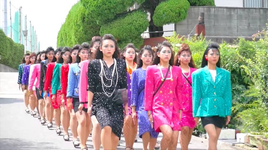 中毒性高すぎ jkが踊る バブリーダンス 新pvがカッコよすぎてループが止まらない
