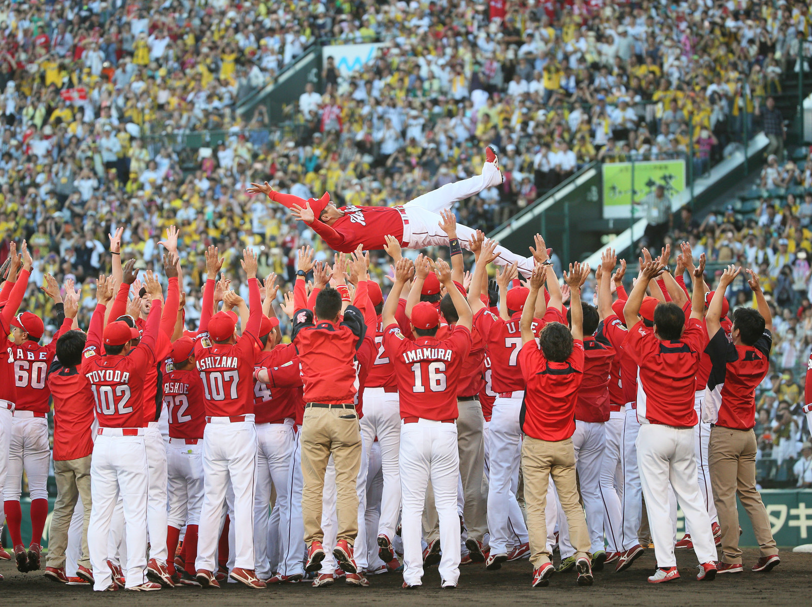 広島カープ37年ぶりのリーグ連覇！ 当時のスタメンも最強だった…