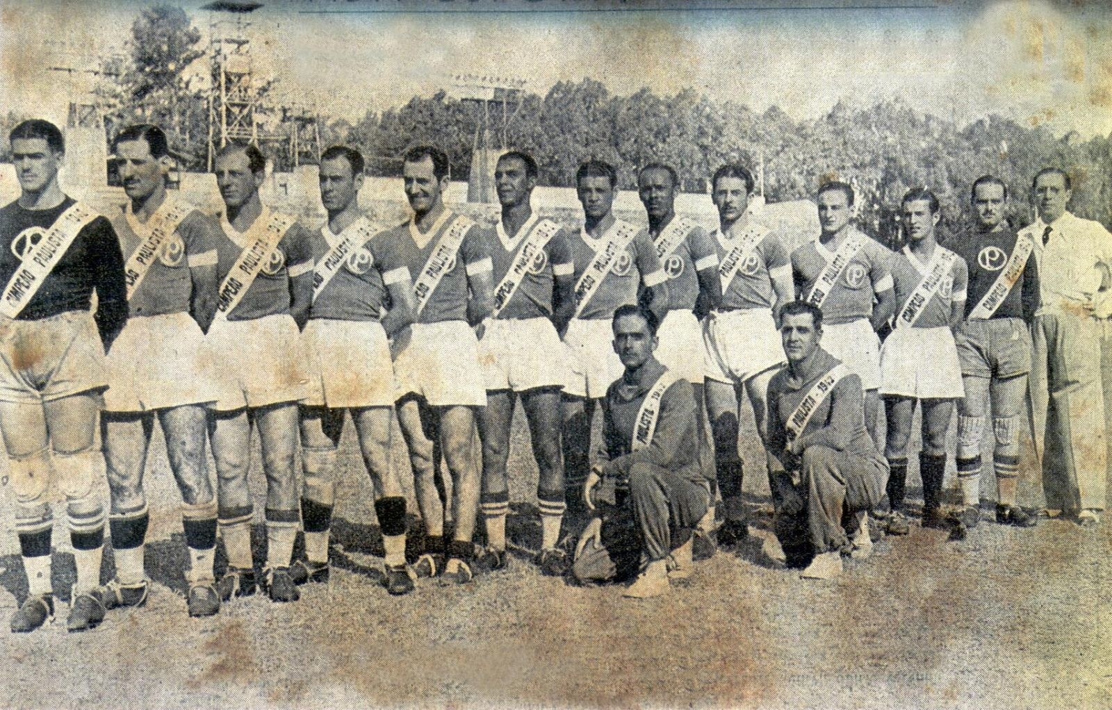 Se pudéssemos resumir esse duelo em uma palavra, com certeza seria "pênalti". Vencíamos o São Paulo por 3 a 1 quando uma penalidade máxima foi marcada para o Verdão. A revolta do rival, que já estava grande, só aumentou, e, liderados por seu capitão, Luizinho Mesquita, os tricolores abandonaram o jogo. Foi então que no dia 20 de setembro de 1942, o Palestra morreu líder e o Palmeiras nasceu campeão!