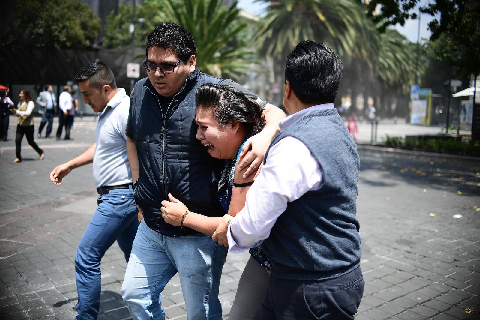 La gente estalla en pánico luego de que el terremoto sacudiera a la Ciudad de México.