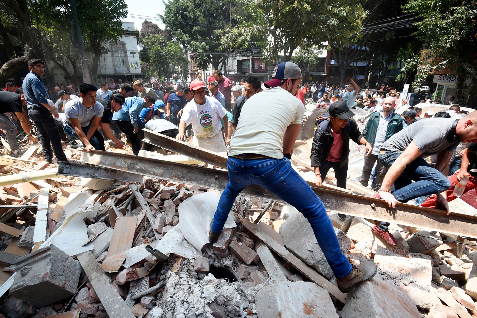 19 Horrifying Photos From The Aftermath Of The 7.1 Earthquake In Mexico