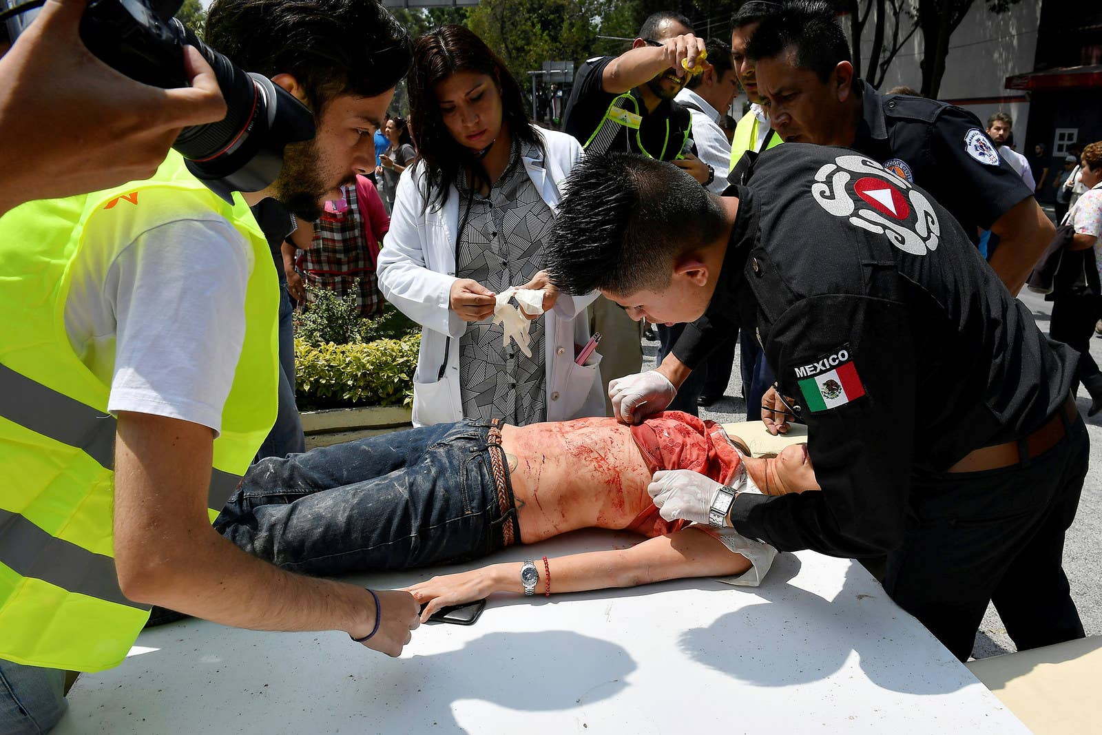 Una mujer es atendida luego de resultar herida durante el terremoto en la Ciudad de México.