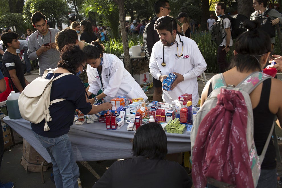 These Photos Of Mexicans Helping Each Other After The Quake Will