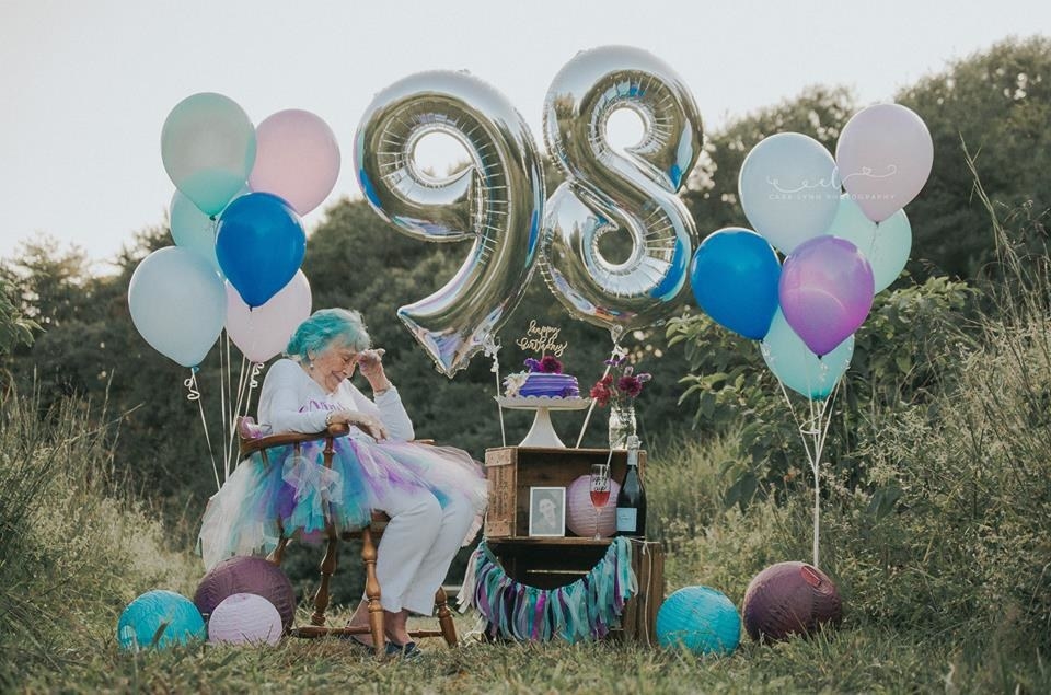 birthday outfit ::.. Love to have balloons like this except with the number  16.: | Birthday balloons pictures, Birthday photoshoot, Birthday outfit