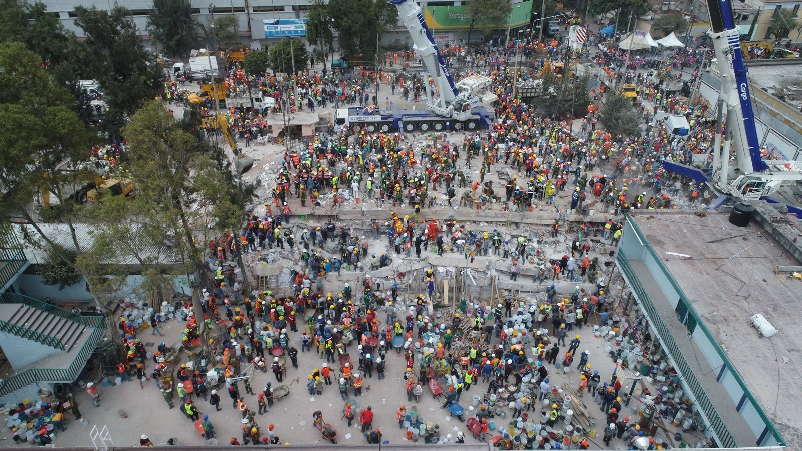 Equipes de resgate entre escombros na Cidade do México.
