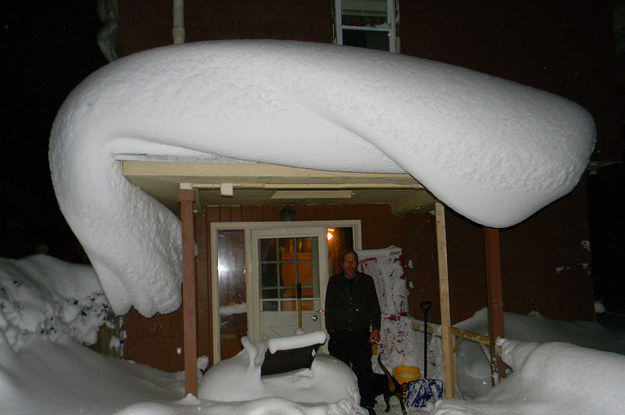 自然ってすごい…！ おもしろい積もり方をした雪