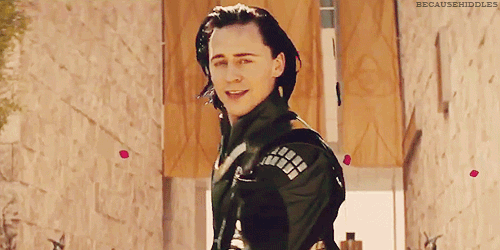 “Vale, seguro que esta no va a ser la primera vez que el Loki de Tom Hiddleston aparece en esta lista, pero ha sido la estrella de mis mejores fantasías sexuales desde que llegó a Stuttgart en la primera película de Los Vengadores. Tiene montones de cosas que te pueden gustar. ¿Qué le vamos a hacer? —christinaelstong