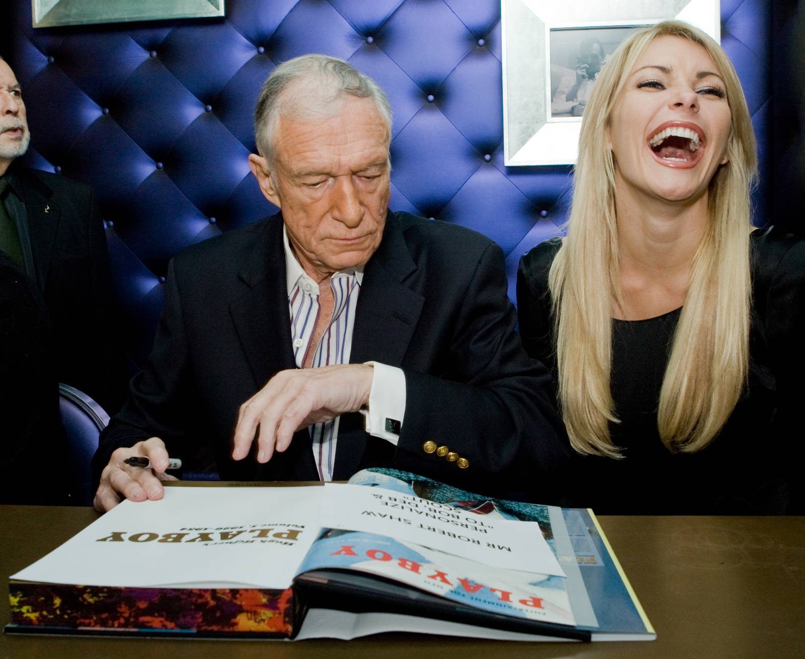 Hefner y la modelo Crystal Harris van a una firma de autógrafos de Los Angeles en diciembre de 2009.