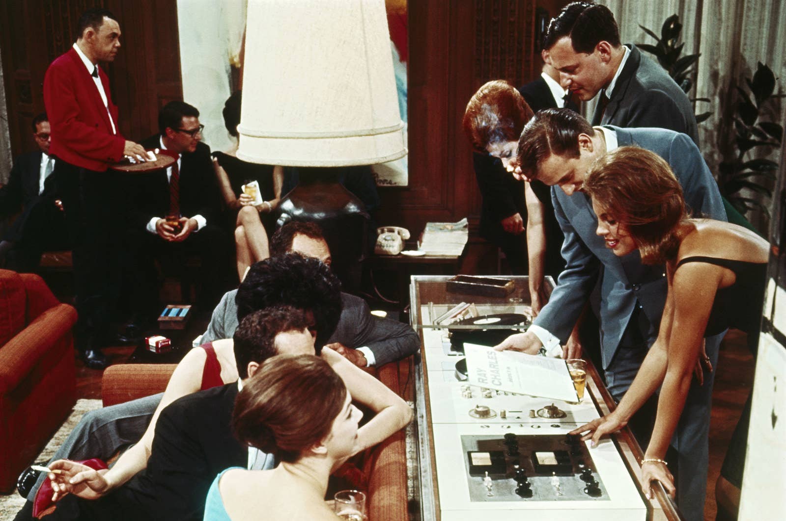 Un grupo de personas ve el sistema de audio de Hefner en su mansión de Chicago, en 1966.