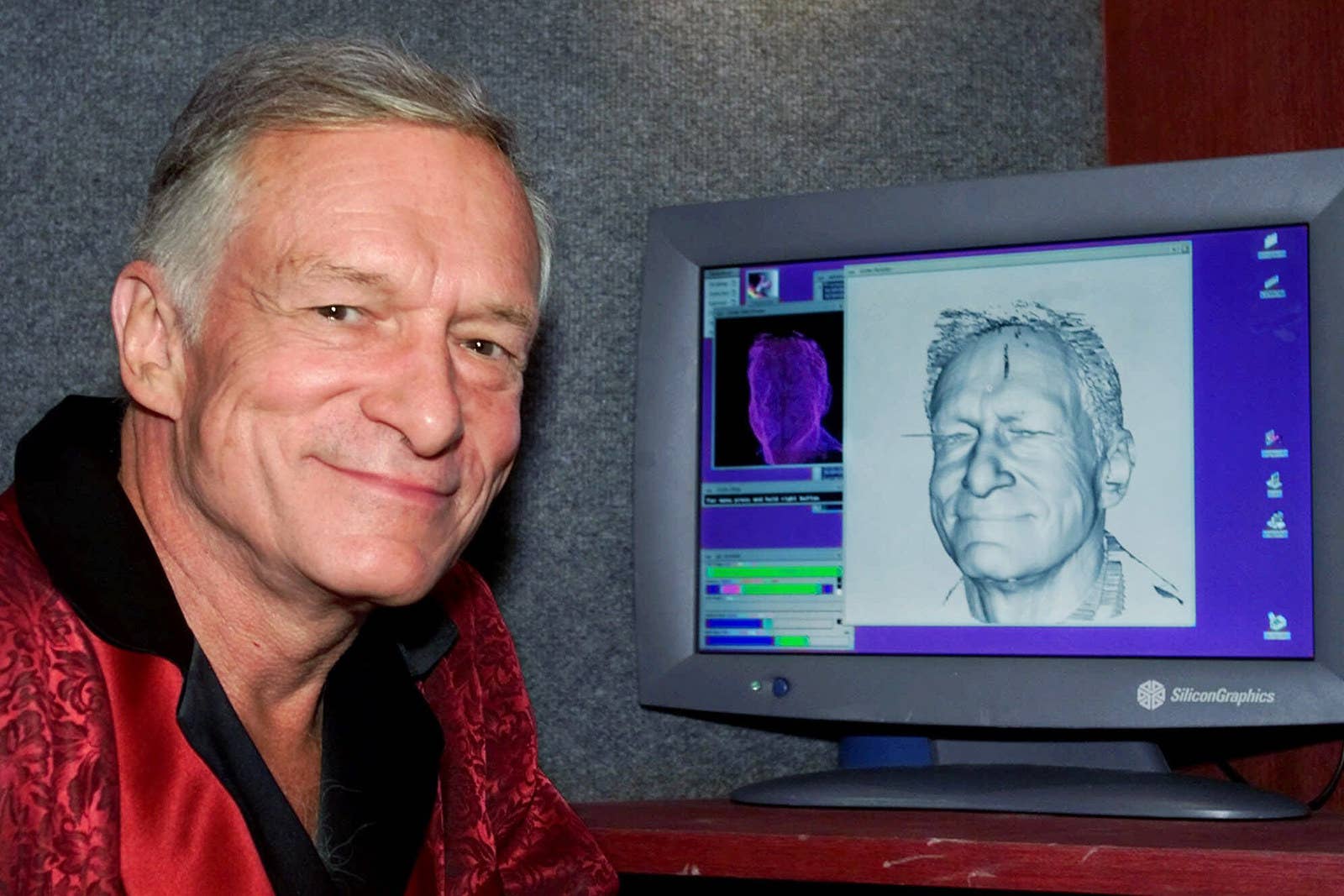 Hefner posa junto a una imagen suya generada por láser en septiembre del años 2000. El resultado se utilizó para hacer una figura de cera inspirada en él, para el Museo de Cera de Hollywood.