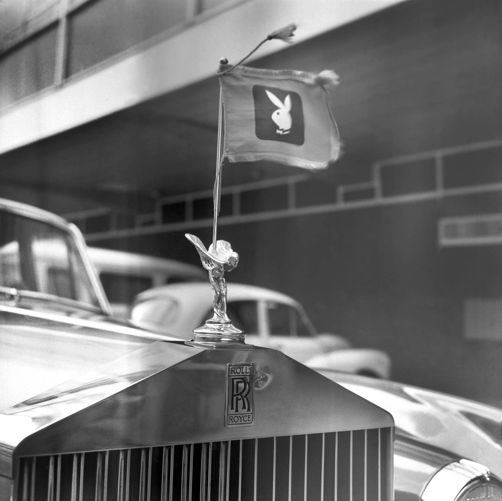 "La Insignia de las Conejitas" en un Rolls-Royce recoge a Hefner en el aeropuerto en 1966.