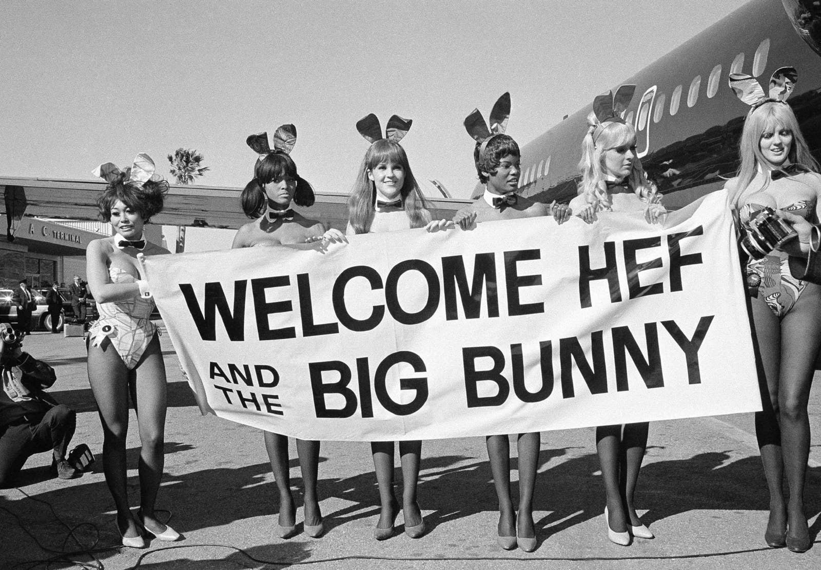 Las Conejitas reciben a "Hef" en el vuelo inaugural de su nuevo jet DC-9.