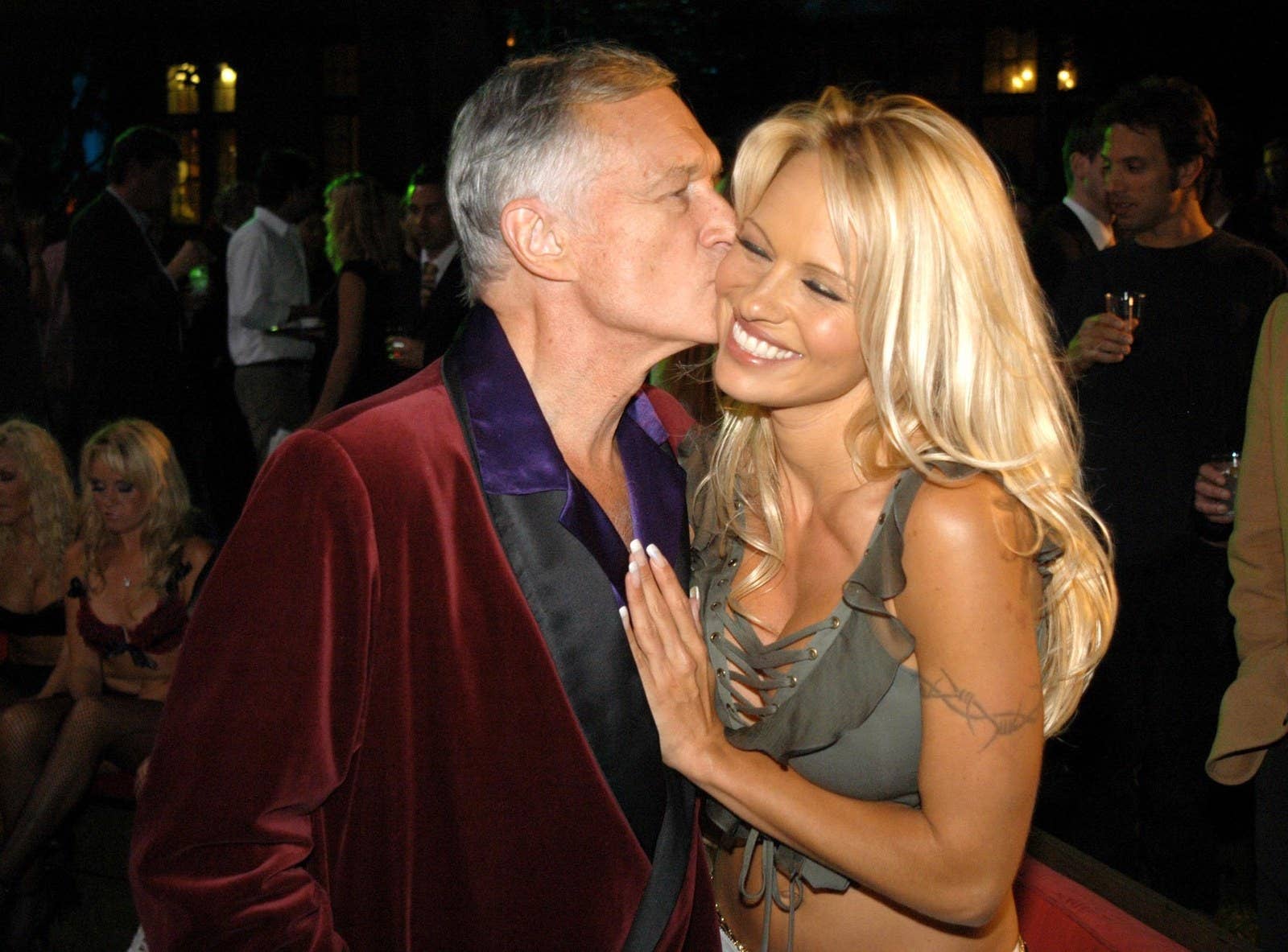 Hugh Hefner comparte un momento especial con Pamela Anderson durante la fiesta de lanzamiento de Spike TV en la Mansión Playboy en 2003.