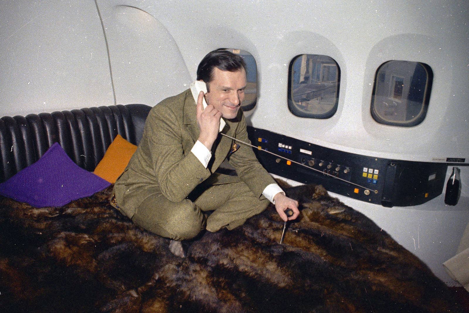 Hefner hace una llamada telefónica desde su avión privado en 1970.