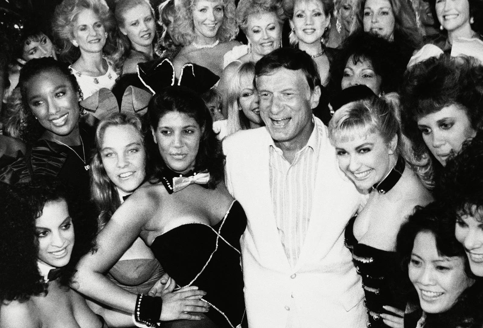 Hefner posa con un grupo de Conejitas en Los Angeles en 1986.