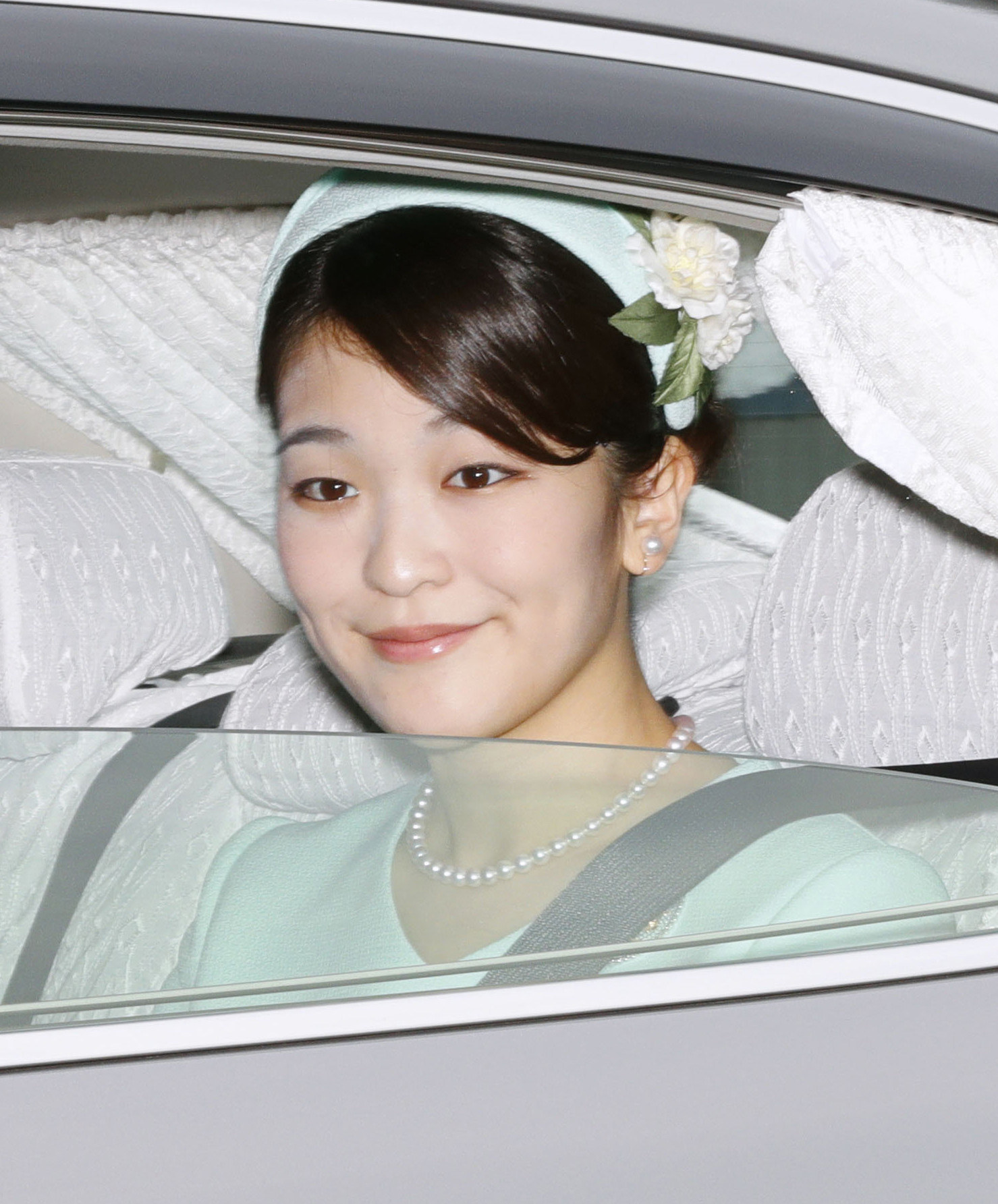 半蔵門から皇居を出られる秋篠宮家の長女眞子さま=代表撮影