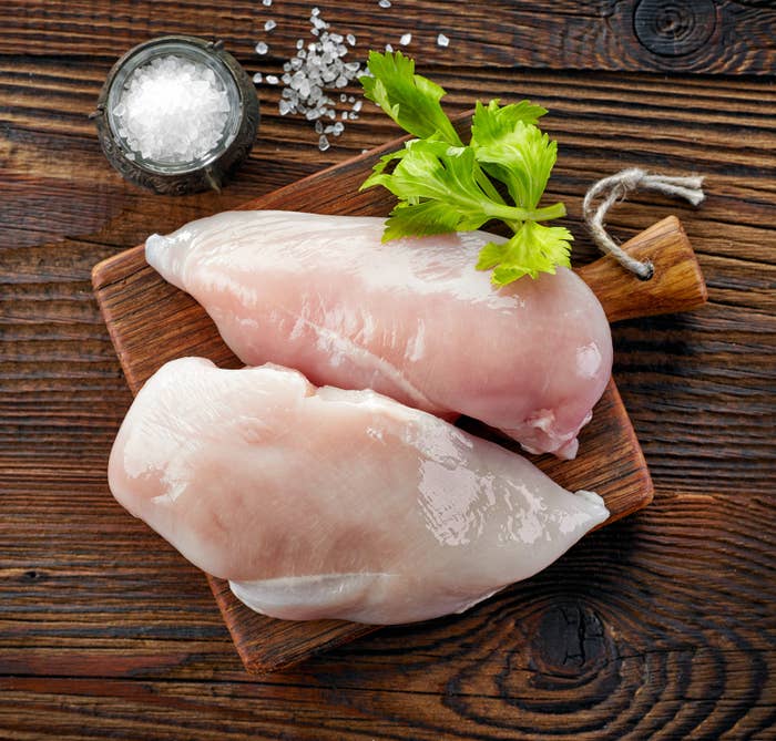 O que eu aprendi fazendo muito frango sem gosto é que não adianta botar quilos de tempero na panela, esperando que a carne magicamente fique gostosa. O que eu precisava fazer era deixar o frango num tempero básico antes de cozinhar. O ideal é fazer isso com antecedência, mas até alguns minutos já fazem diferença.