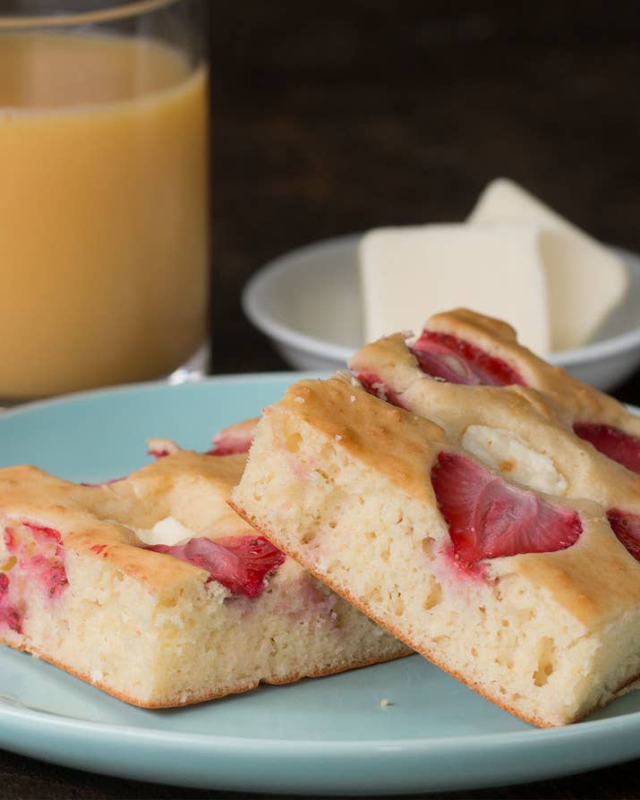 Servings: 4-6INGREDIENTS4 cups pancake mix4 eggs2 cups milk6 ounces cream cheese, cubed1 cup strawberries, slicedPREPARATION1. Preheat oven to 425ËšF (220ËšC).2. Pour pancake mix, milk, and eggs into a bowl and mix just until combined. 3. Pour batter onto a parchment paper-lined baking sheet and spread to the edges.4. Place cream cheese on top of the batter, followed by the strawberry slices.5. Bake for 15 minutes, or until golden brown.6. Cut into squares and serve immediately, or freeze up to 1 month. To reheat, place on a microwave-safe plate and heat for 20 seconds per pancake on the plate.7. Enjoy!Inspired by: Hello Wonderful