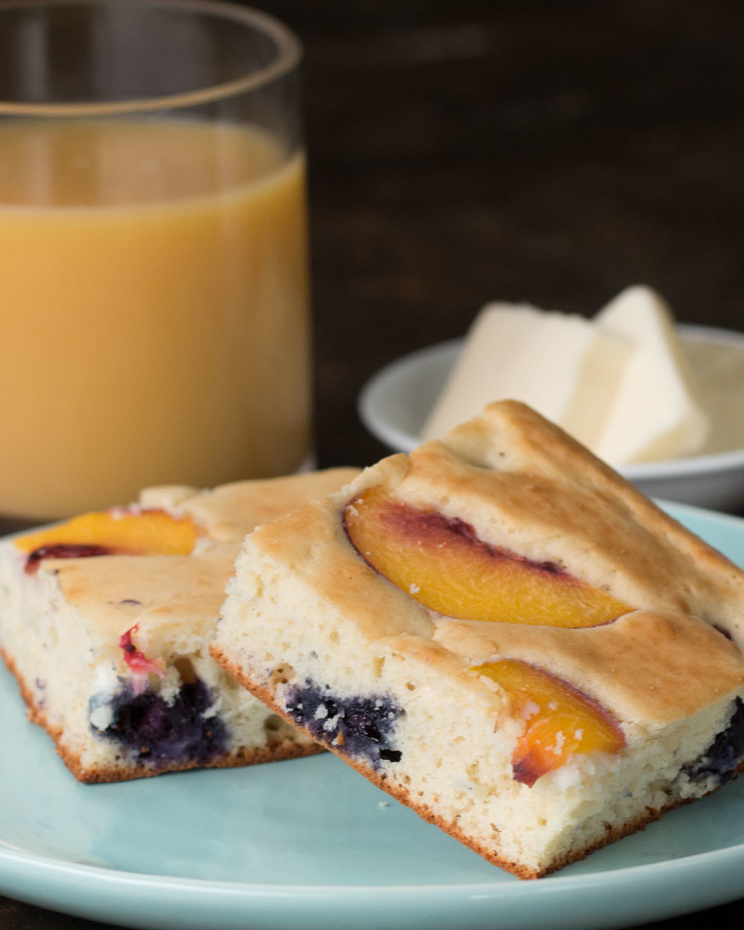 Servings 4-6INGREDIENTS4 cups pancake mix4 eggs2 cups milk1 peach, sliced1 cup blueberriesPREPARATION1. Preheat oven to 425˚F (220˚C).2. Pour pancake mix, milk, and eggs into a bowl and mix just until combined.3. Pour batter onto a parchment-lined baking sheet and spread to the edges.4. Place peach slices on top of the batter, followed by the blueberries.5. Bake for 15 minutes, or until golden brown.6. Cut into squares and serve immediately, or freeze up to 1 month. To reheat, place on a microwave-safe plate and heat for 20 seconds per pancake on the plate.7. Enjoy!Inspired by: Hello Wonderful